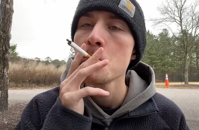 Лечение зависимости от табакокурения в Рошале Мужчина с сигаретой делает затяжку